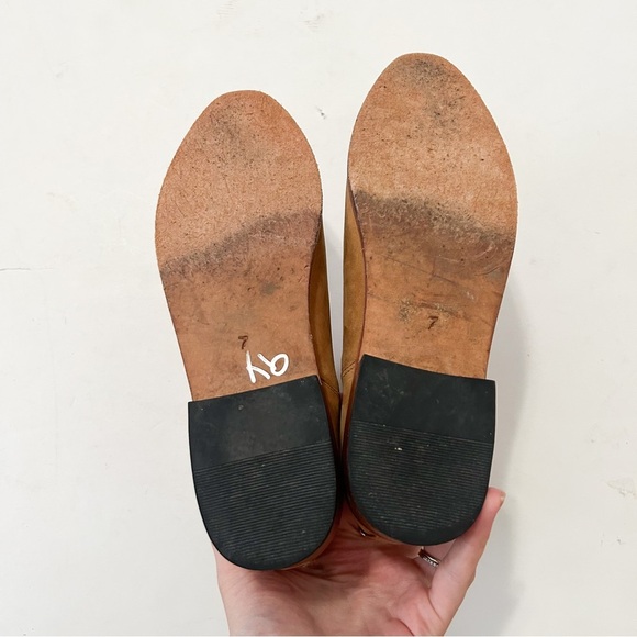 Nisolo Womens Chelsea Boot In Sand Suede | 7 - Picture 11 of 13